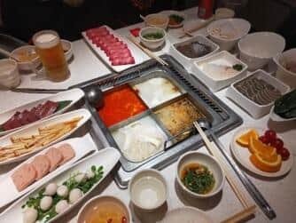 辛い麻辣スープ、白いスープ2種、トマトスープ）