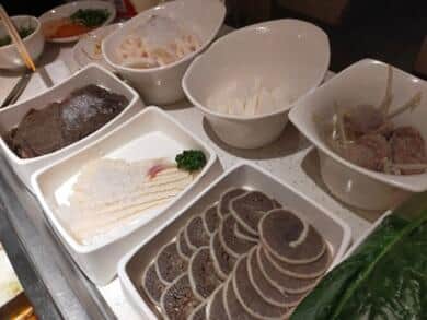 内蔵尽くしの具。センマイだけでも3種類のメニューがある