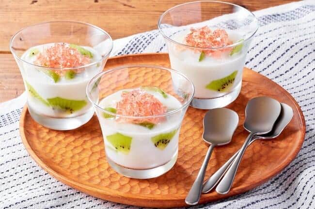 「アップサイクルいちごシロップの牛乳寒天」