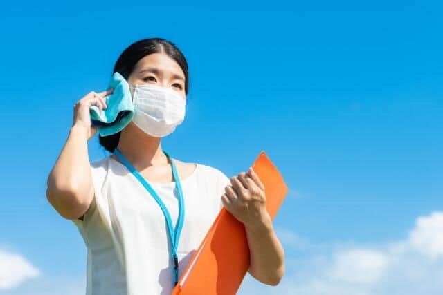 マスクの屋外使用に迷う　猛暑だけどコロナ感染急拡大「外すか着けるか」