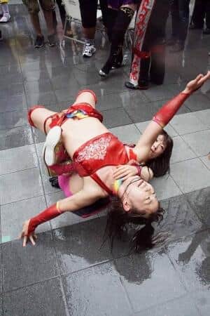 歌舞伎町での路上プロレス。弓矢固めされてます