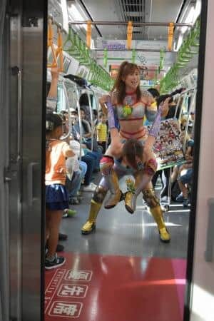 これが世界初の山手線プロレス！