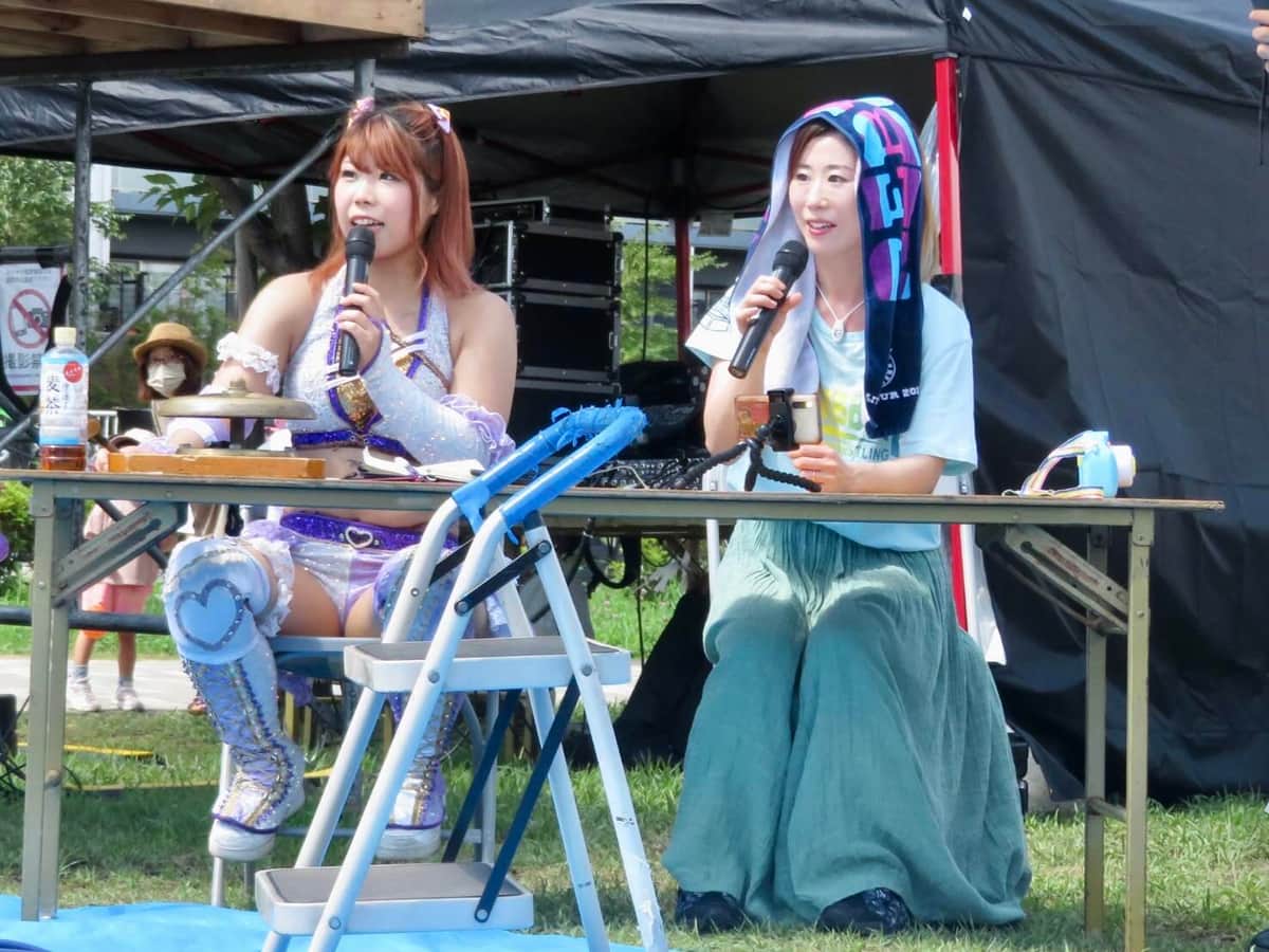 炎天下での実況。思わずタオルを被りました