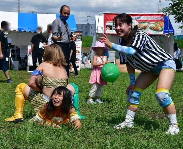 マットを飛び出して草むらで逆エビ固め！