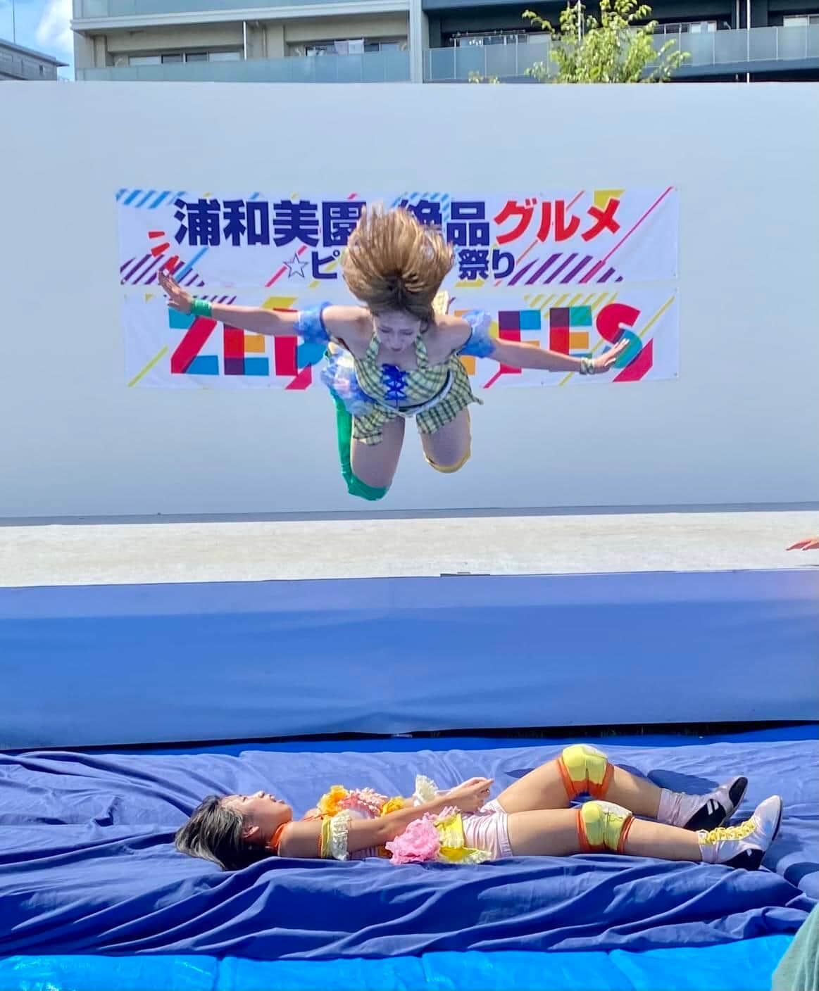 ステージからダイビングボディプレス。身近にあるもの、何でも使います