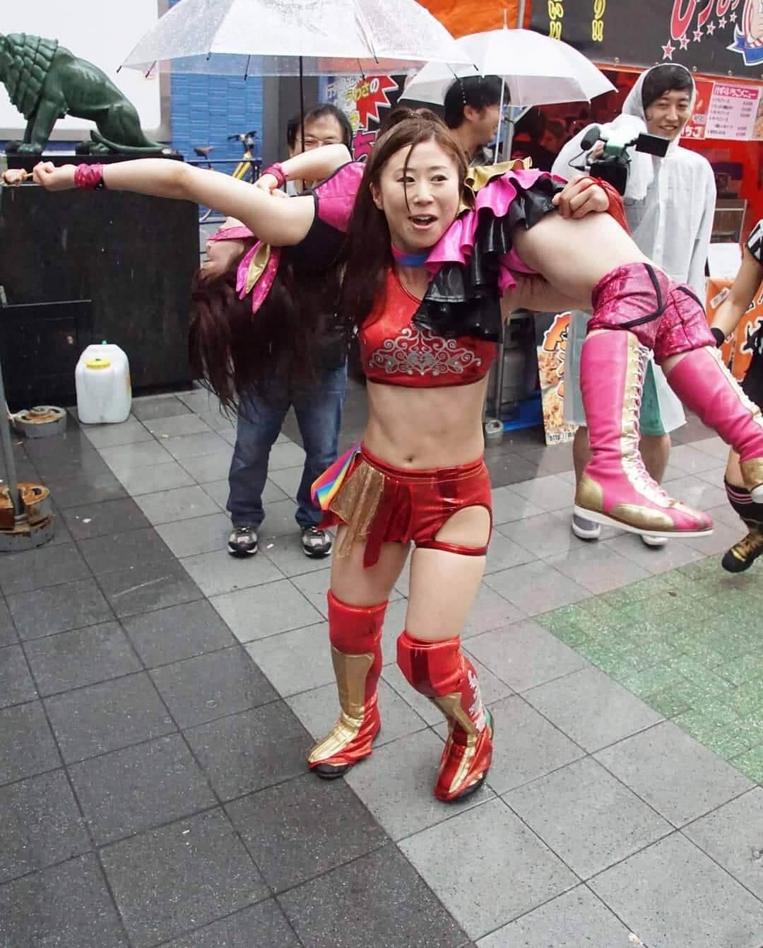 歌舞伎町での路上プロレス。仕返しにアルゼンチン！普段やらないけど、やっちゃう