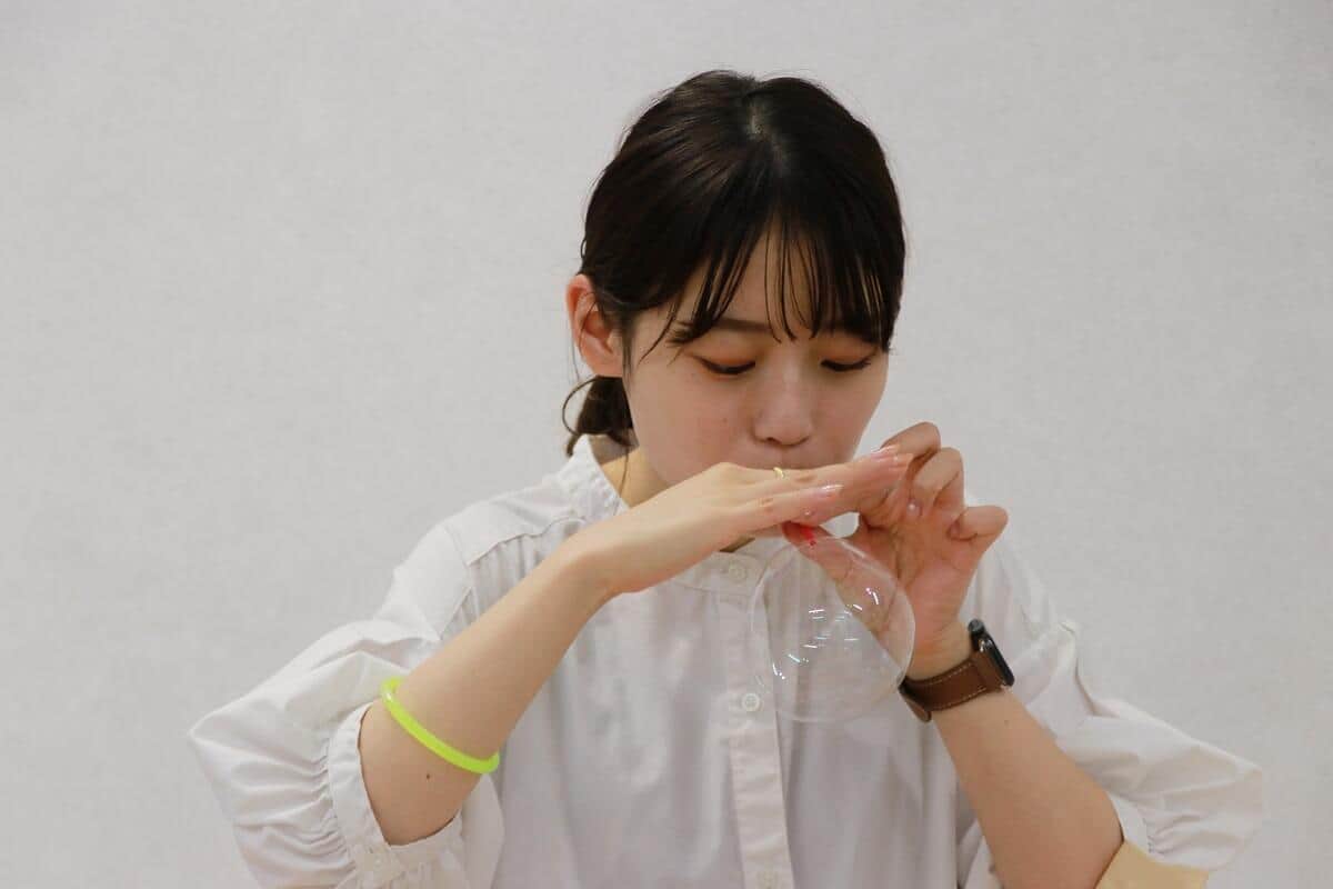 丸くてきれいな形の「トラバルーン」を量産する武井