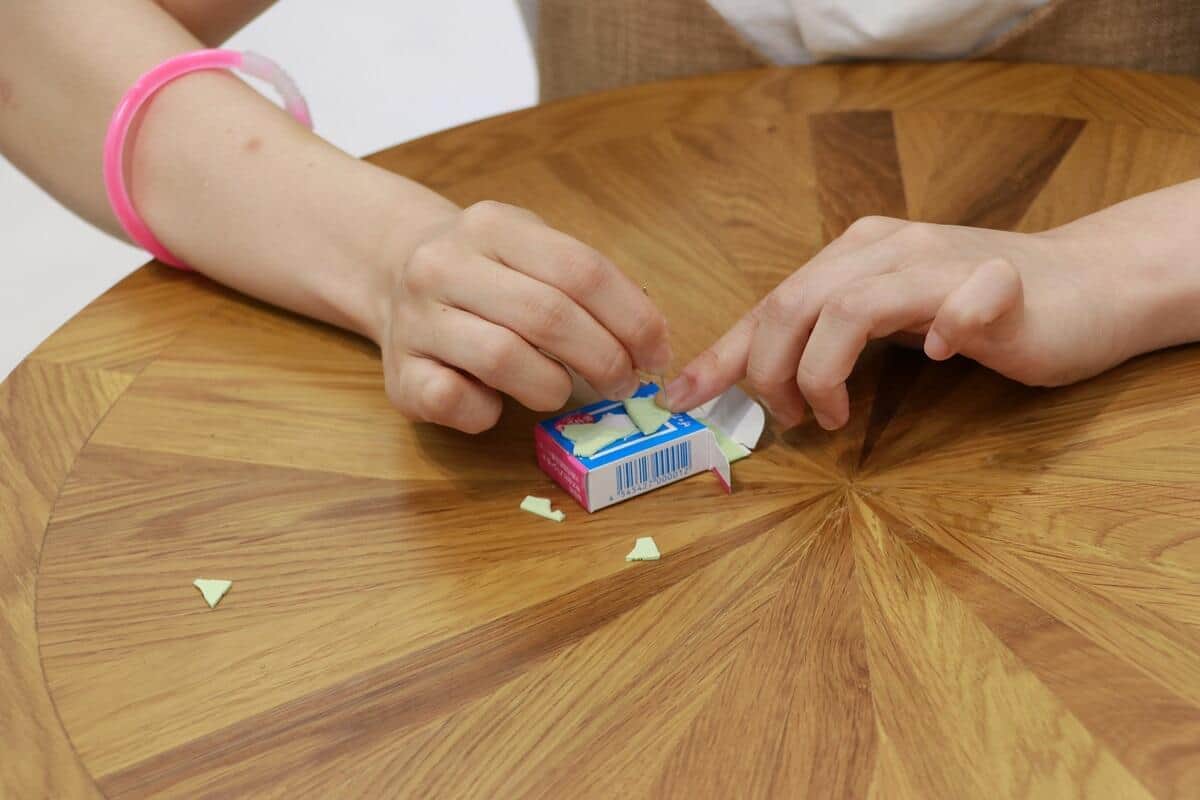 針で丁寧につついていたつもりなのに、開始早々、粉々に