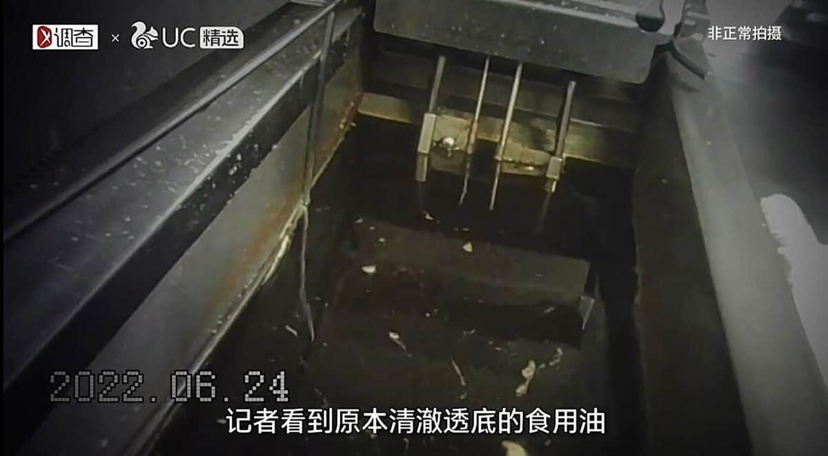 「新京報」が報じた告発動画より。真っ黒に汚れた調理油とみられるもの