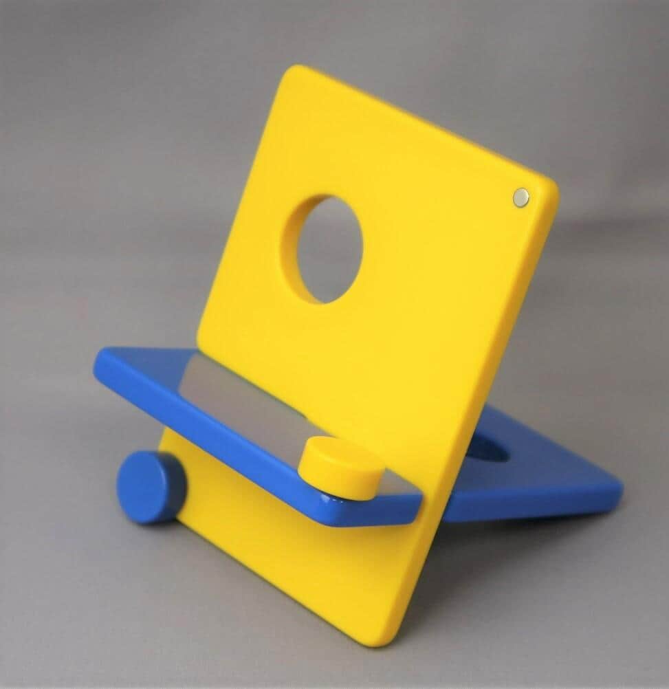 ウクライナの青＆黄色で表現　「寄付金付きスマホスタンド」