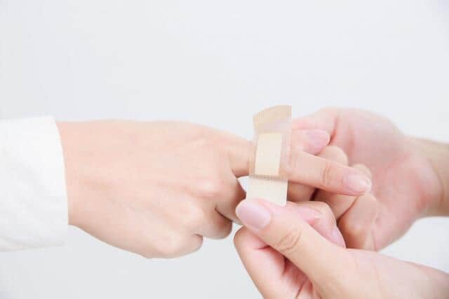 傷口に貼るテープ「ばんそうこう」と呼ばない？　サビオ、キズバン、リバテープ...