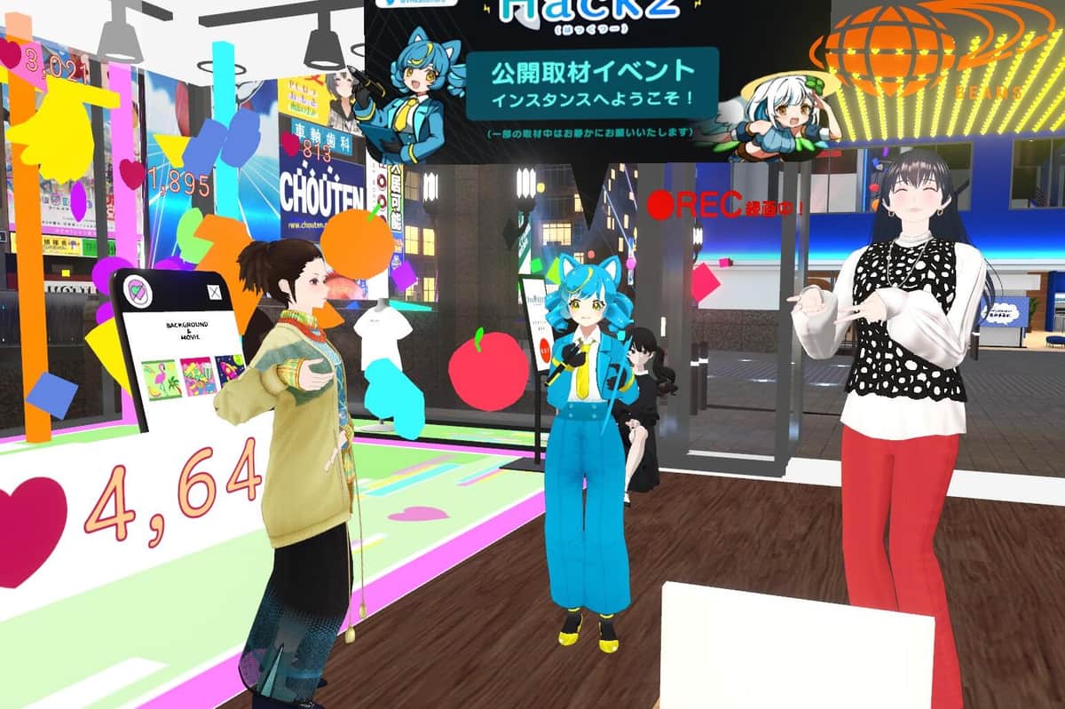 過去にBEAMSが販売したアバターをまとった、広報の木下香奈さんも取材に立ち会った（左）