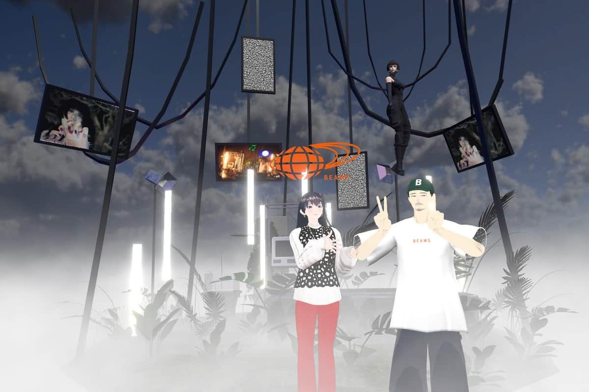 ELAIZA監修のもと、バーチャルライブステージのために制作したアバター（写真右奥）