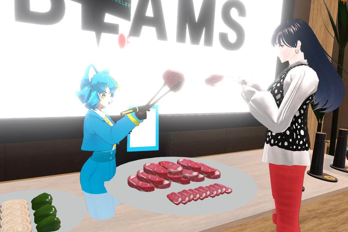 トングで肉を掴み、こんがり焼ける