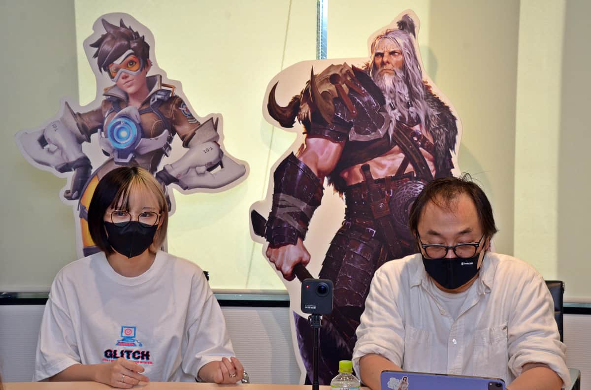 取材中のはつめさんと、いしたにさん