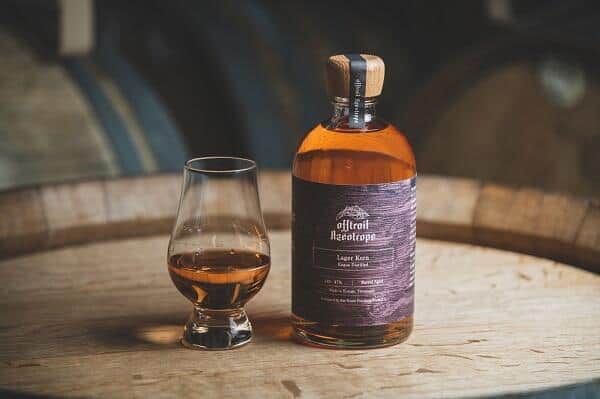 「ロスビール」で作った蒸留酒　ほんのりピンク色で複雑なアロマ