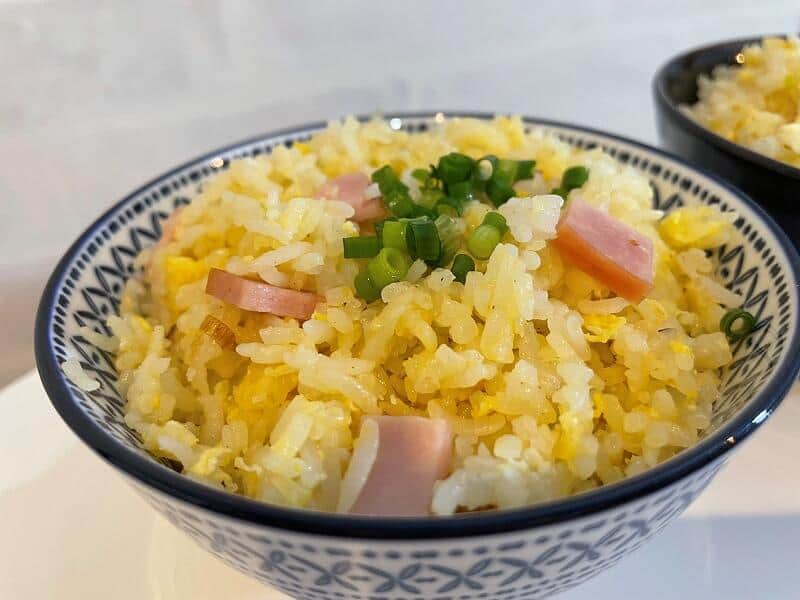 普通のチャーハンと比べて米粒が細長いタイ米チャーハン