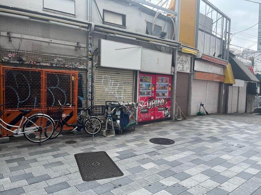 新宿・思い出横丁につながる「角筈ガード」　近くは今やシャッター街に