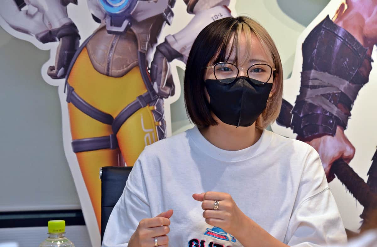 取材中のはつめさん