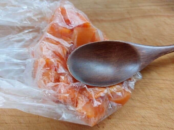 J-CASTトレンド記者は、アイラップに食材を入れて「湯せん」で作った