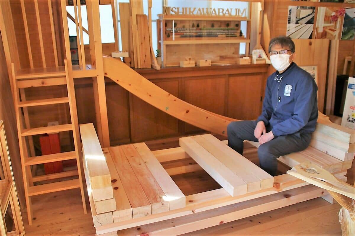 人力で簡単に取り外し可能で、テーブルやイスにもなるウッドデッキ