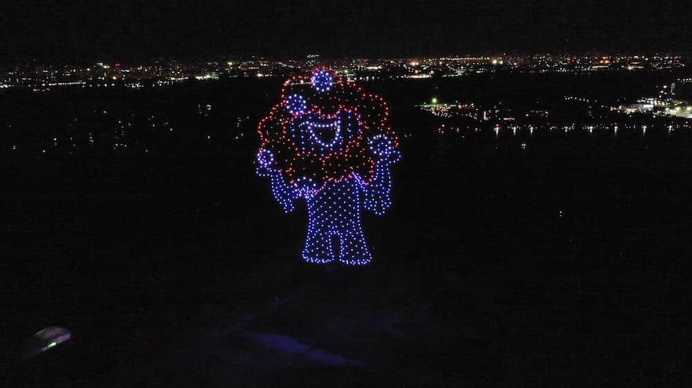 「ミャクミャク」ただいま増殖中　大阪湾の夜空に、東京都心の地下通路に