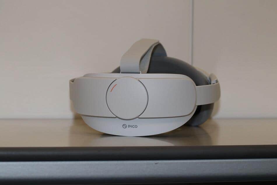 ストラップの締め付けはダイヤルで調整できる