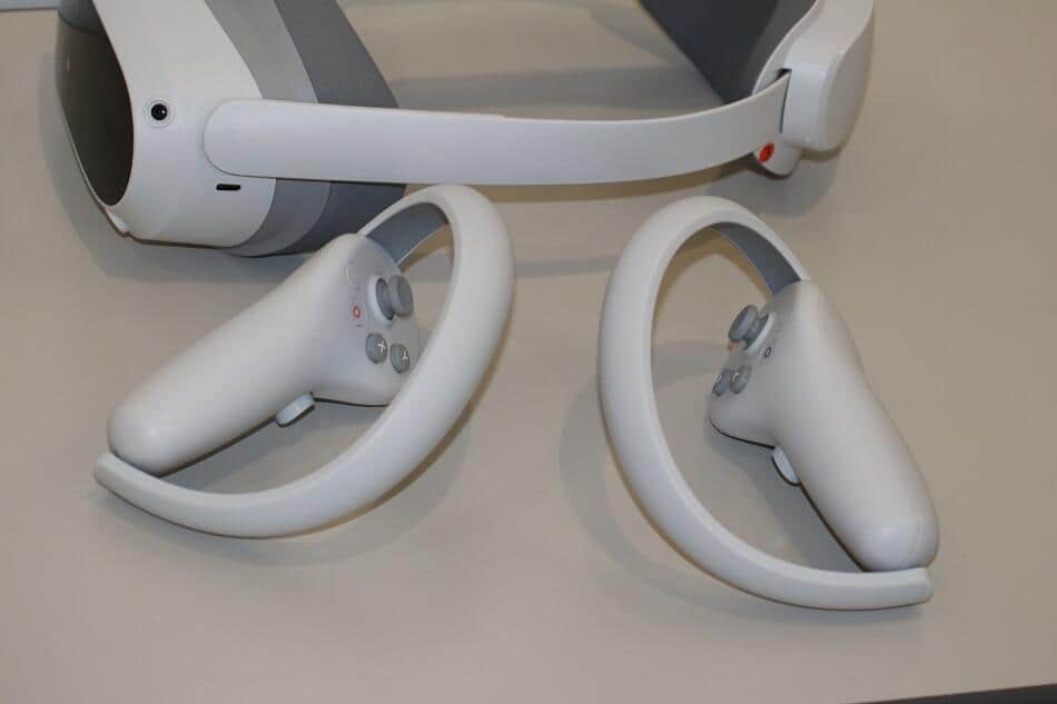 PICO 4に付属のコントローラー