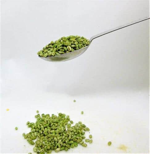 もち麦を、モリンガ粉末と有機緑茶粉末などでコーティング加工