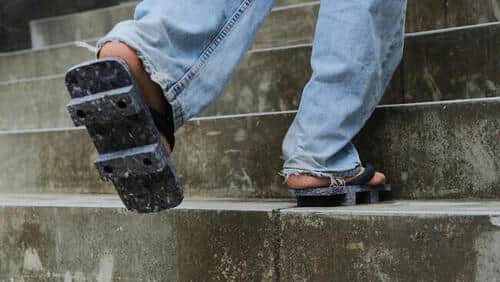 繊維廃材を素材とし、従来の木下駄よりも足音が静か