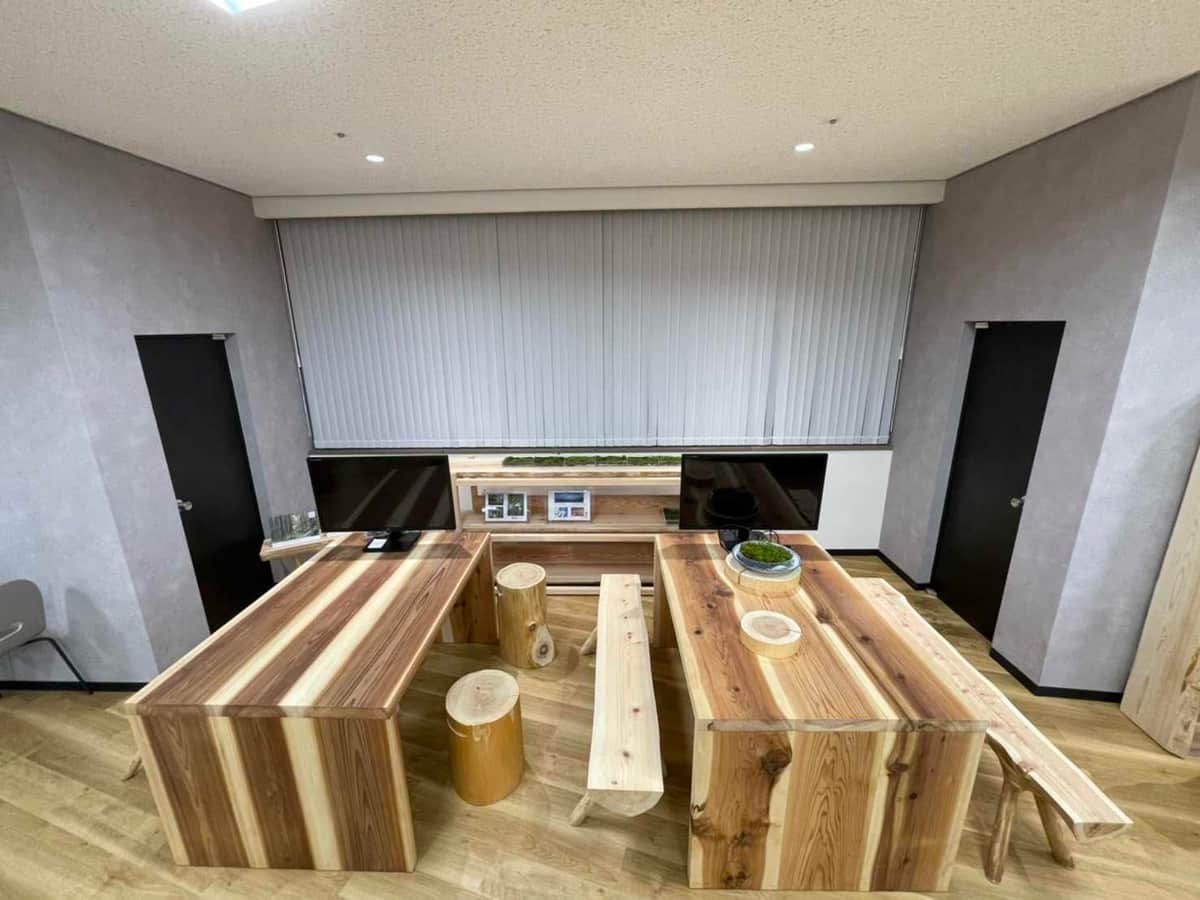 足元までつながった板目が印象なテーブル