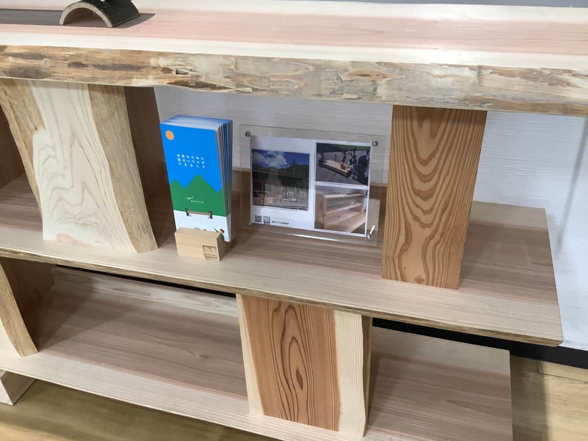 木を割った板を横に積み、壁際に設置した背の低い本棚