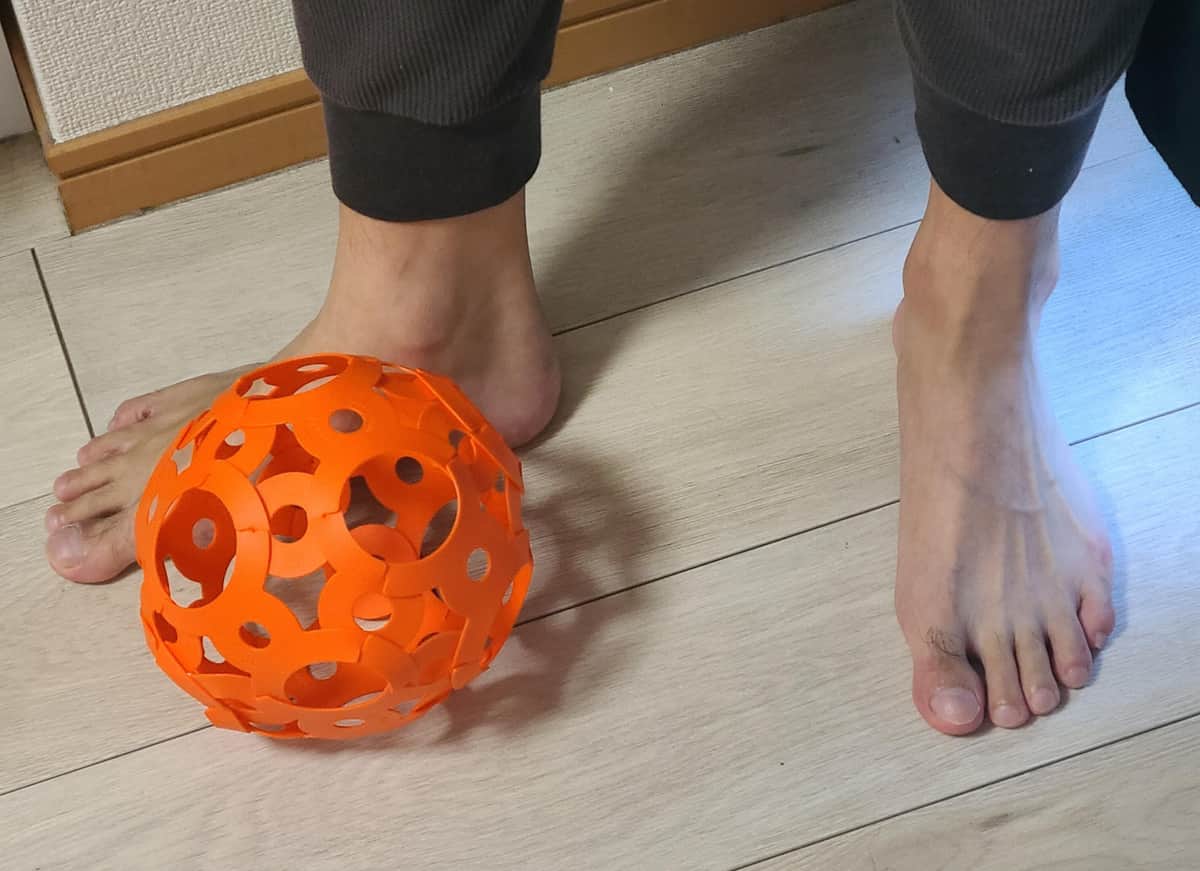軽い！蹴っても音がしない！　組み立て式サッカーボール「FOOOTY」