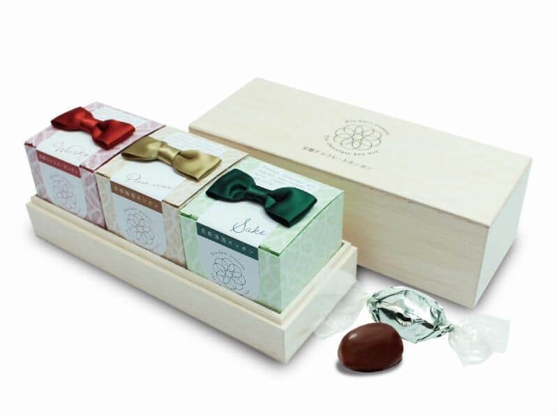 アソートは和紙ボックスを木箱に納めた