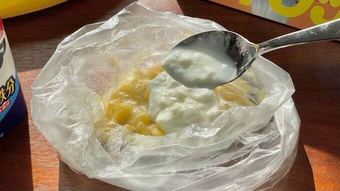 バナナをつぶし、ヨーグルトを入れる