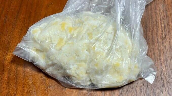 凍ったらモミモミして崩す