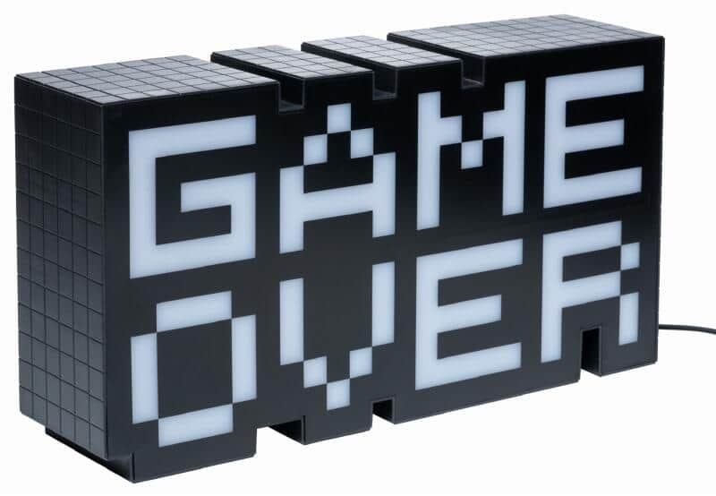 「GAME OVER」と光るゲーミングルームライト　8ビットゲーム時代をオマージュ