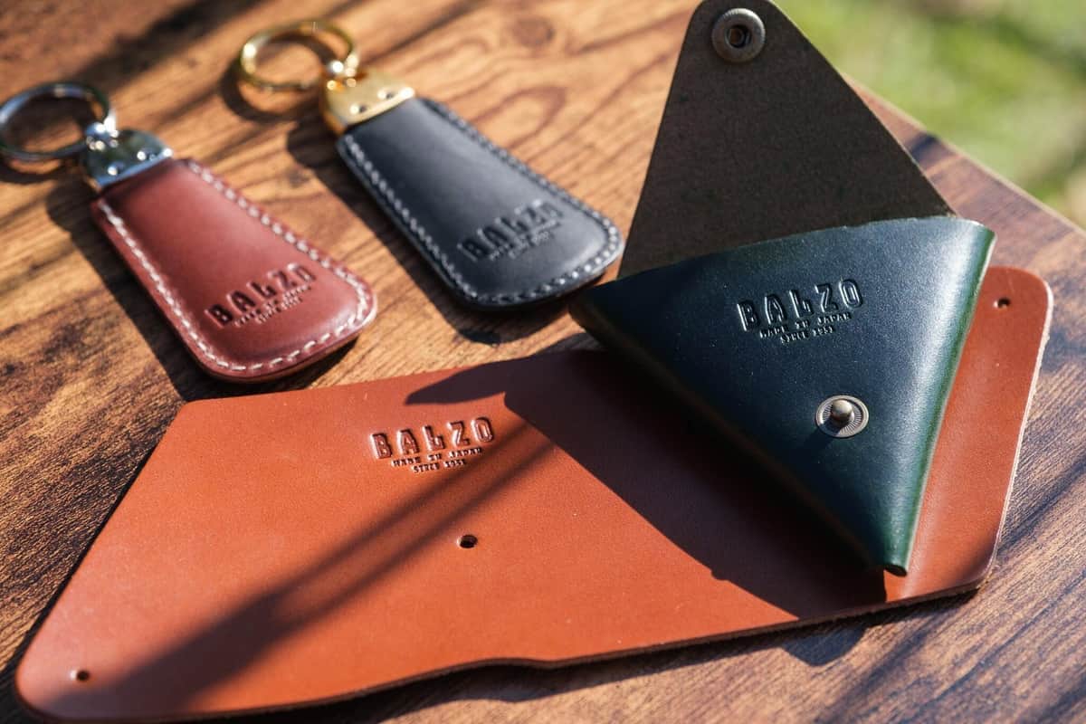 ワークショップで作られた靴べらやコインケース。金具やレザーの種類を参加者が選び、思い思いの作品が出来上がっていた