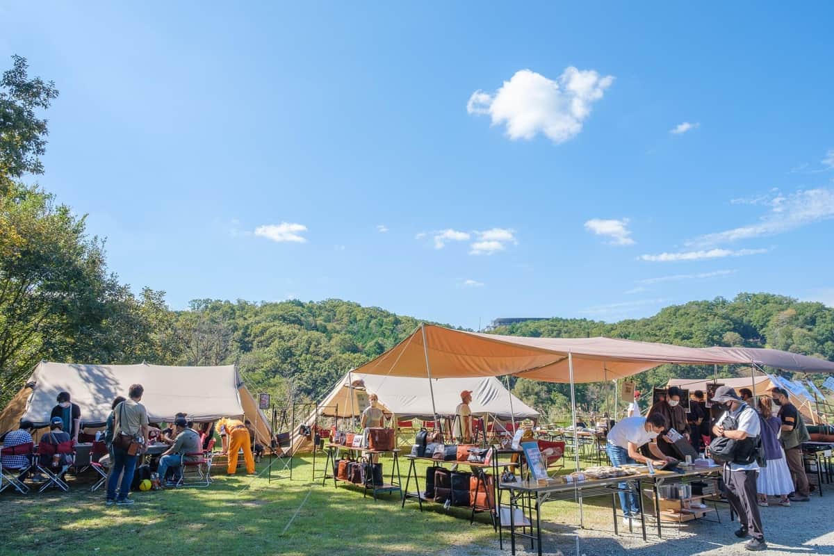 秋晴れの中、レザー用品を購入したりワークショップを楽しむなど終日活況だった革育イベント