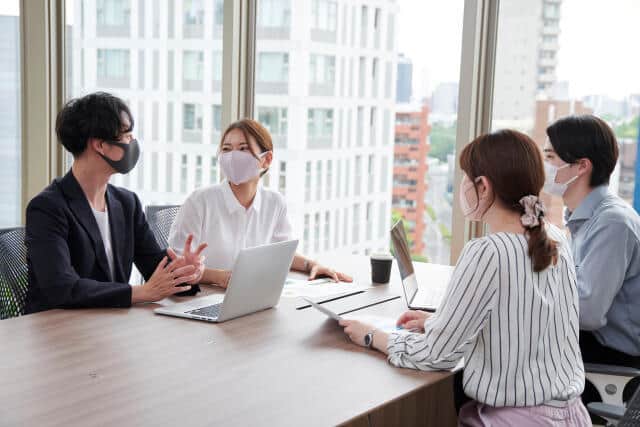 日本のコロナ感染者は世界主要国で最多　今も大勢がマスク着けているのに