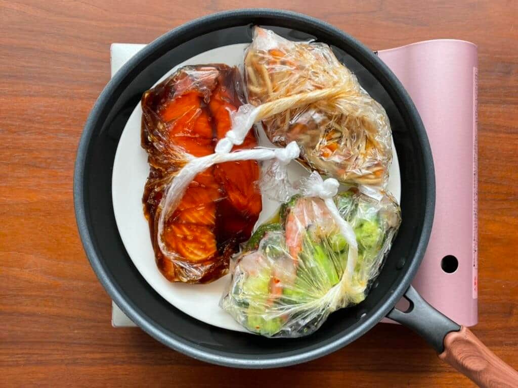 深めのフライパンに水を入れ、耐熱皿を下に敷いて湯せん（提供：アイラップ【公式】）