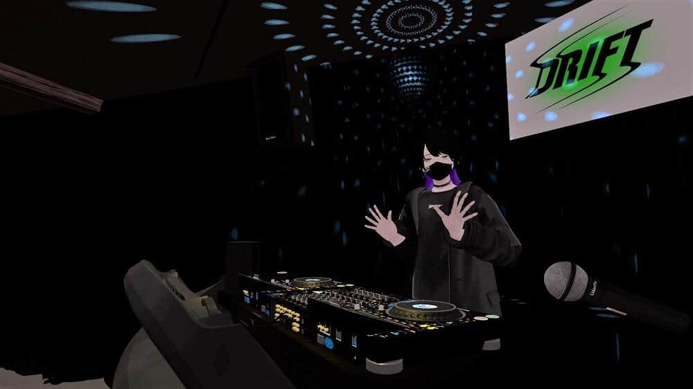 VR「阿佐ヶ谷DRFIT」内で取材に答える日聖さん