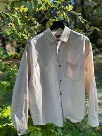 麻に似た素材感で、着るごとに体になじむ。アイロン使用可能