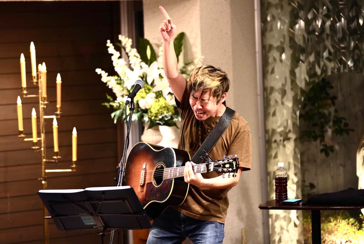 30分で9曲完成「即興ワンフレーズソング」　シンガーソングライターが生披露