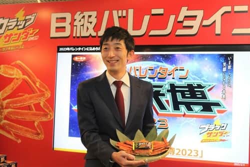 「ブラックサンダー」チョコがカニに化けた　バレンタインデーに斬新な贈り物