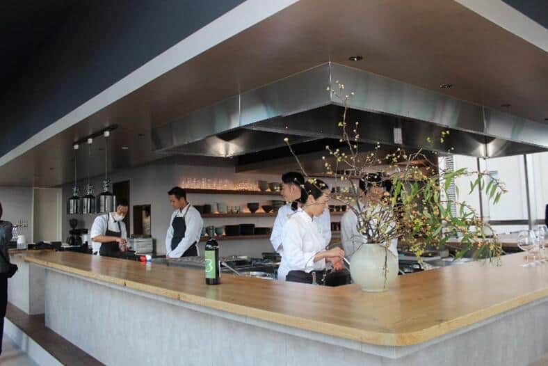 カウンターからのキッチンが見える