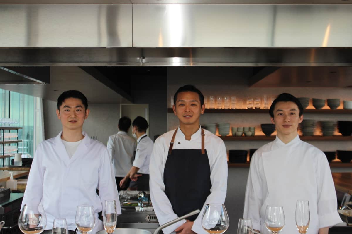 左からシェフの酒井研野さん、中東篤志さん、崎楓真さん