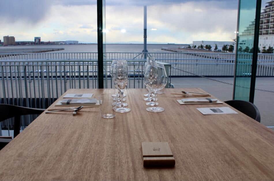 テーブルからは神戸港が一望できる