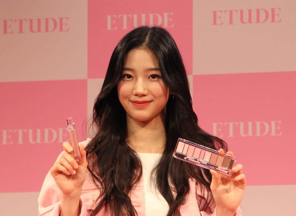 LE SSERAFIM・KAZUHAのピンクメークかわいい　「エチュード」新商品発表会で
