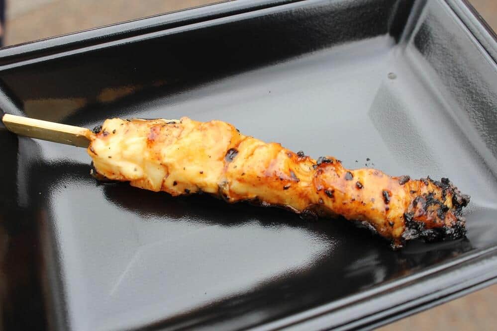 「海のギャング」と呼ばれるウツボを、おいしい串焼きに